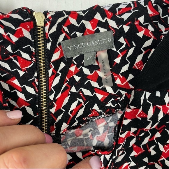 Vince Camuto Abstract Red Black and Red Sleeveless Blouse Top Size XS - Picture 3 of 8
